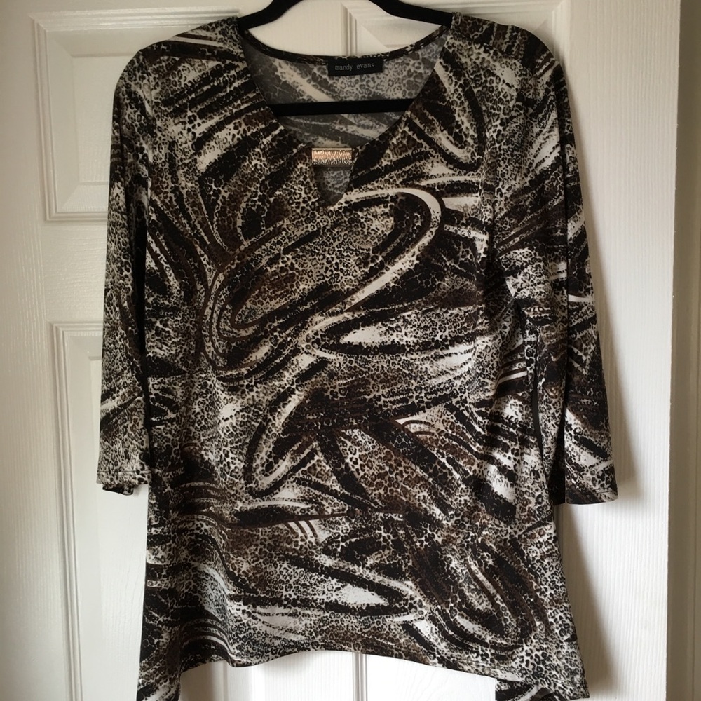 Sharkfin hem, blouse with embellished  opening